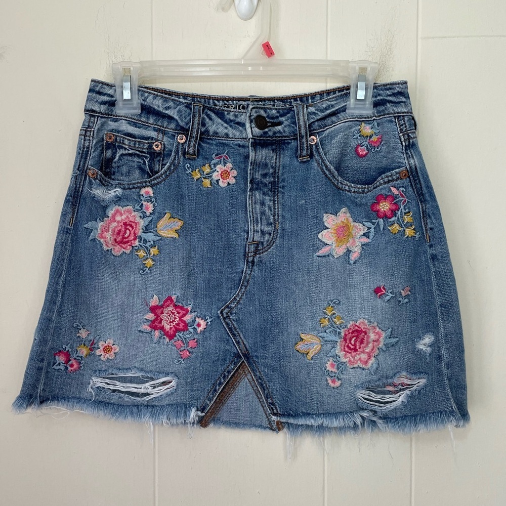 American Eagle Embroidered Distressed Denim Mini Jean Skirt Button Fly ~ Size 4